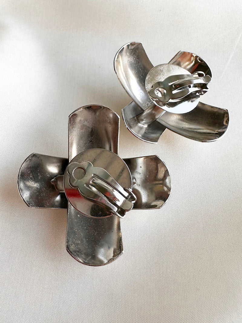 Zilveren statement clip oorbellen