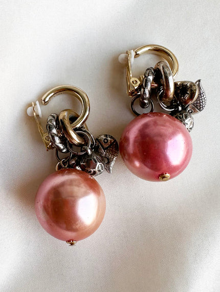 Clip oorhangers met bedels en roze parel