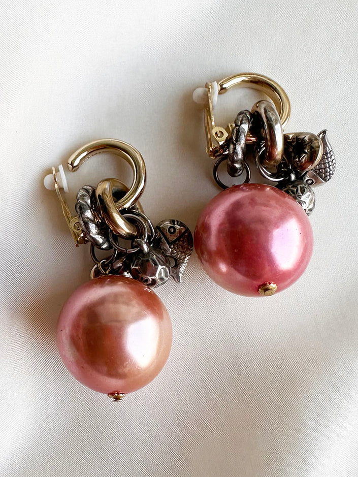 Clip oorhangers met bedels en roze parel