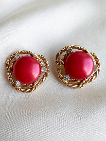 Clip oorbellen met rood/roze parel