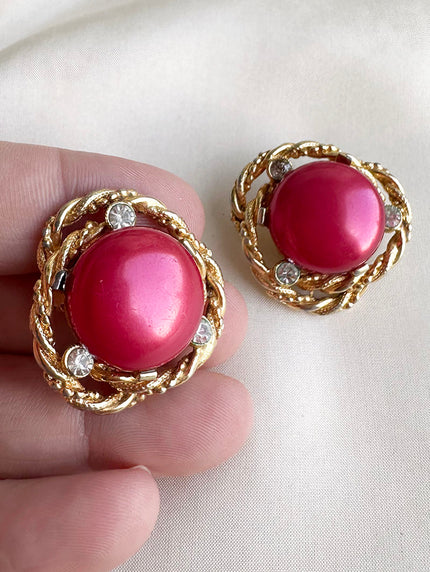 Clip oorbellen met rood/roze parel