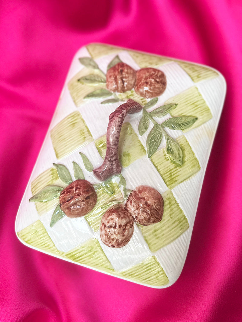 Barbotine doos met walnoten