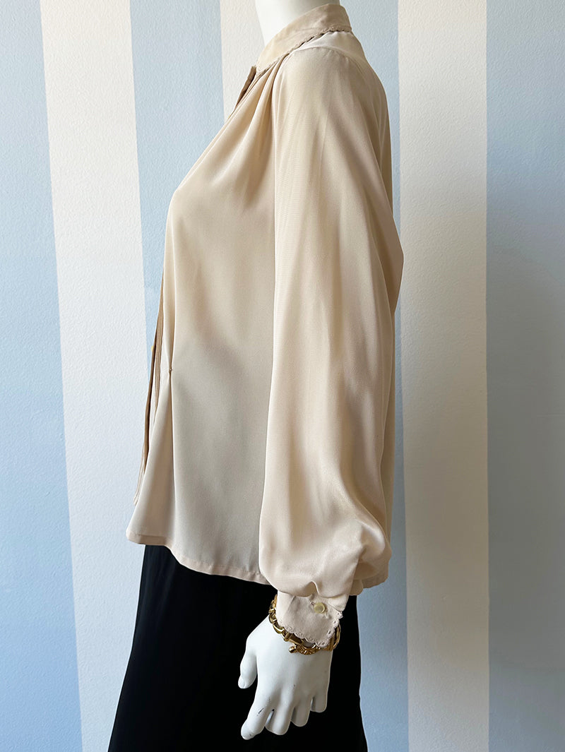 Ecru blouse met sierrandjes