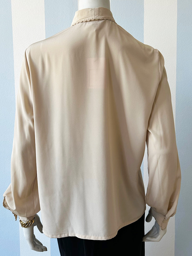 Ecru blouse met sierrandjes