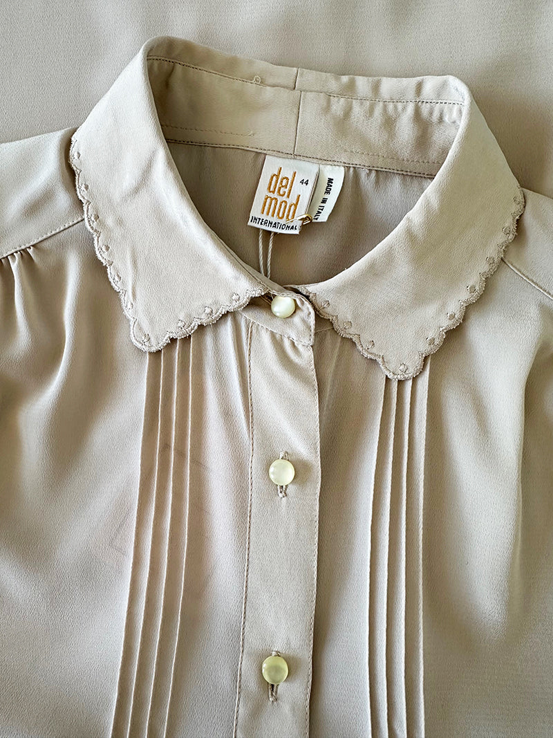 Ecru blouse met sierrandjes