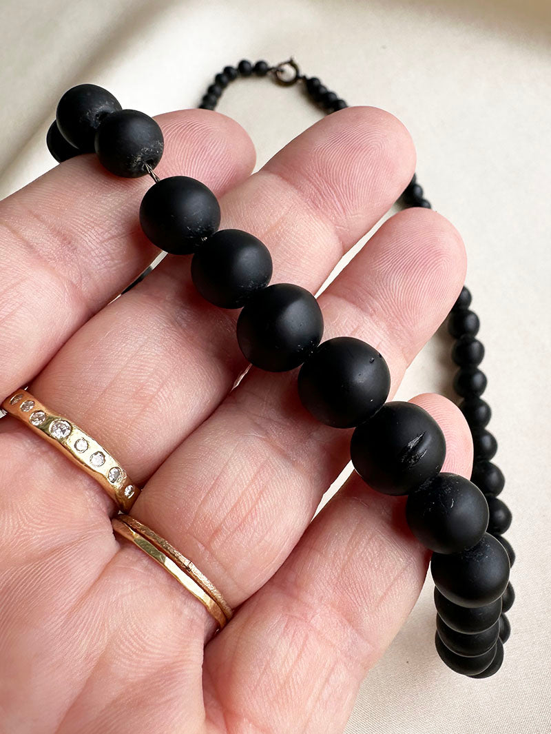 Zwart glazen collier