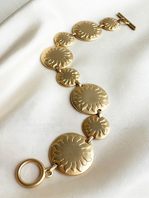 Matgouden armbandje met zonnen