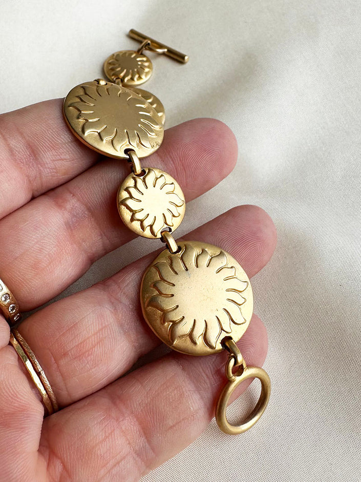 Matgouden armbandje met zonnen