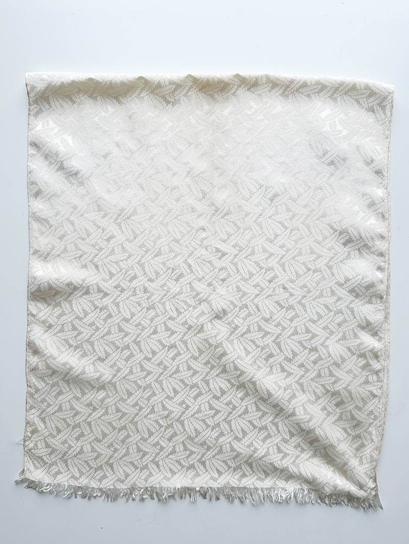 Off-white zijden blaadjes sjaal
