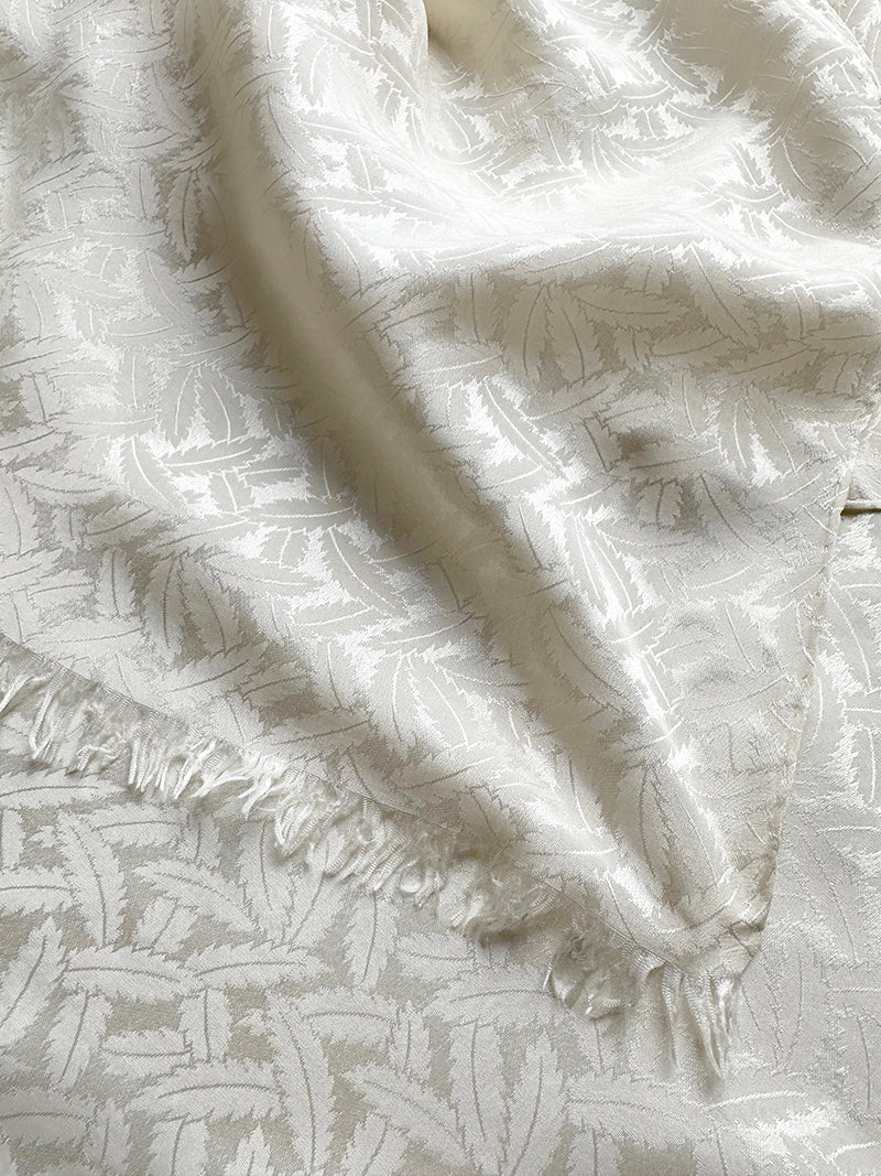 Off-white zijden blaadjes sjaal