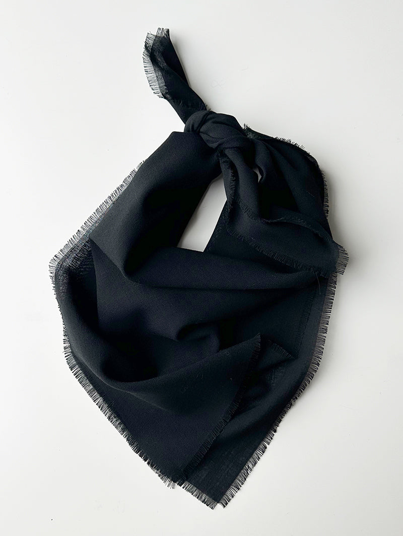 Zwarte wollen sjaal