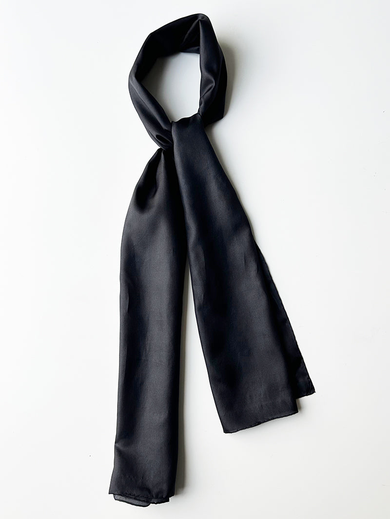 Zwarte zijden sjaal