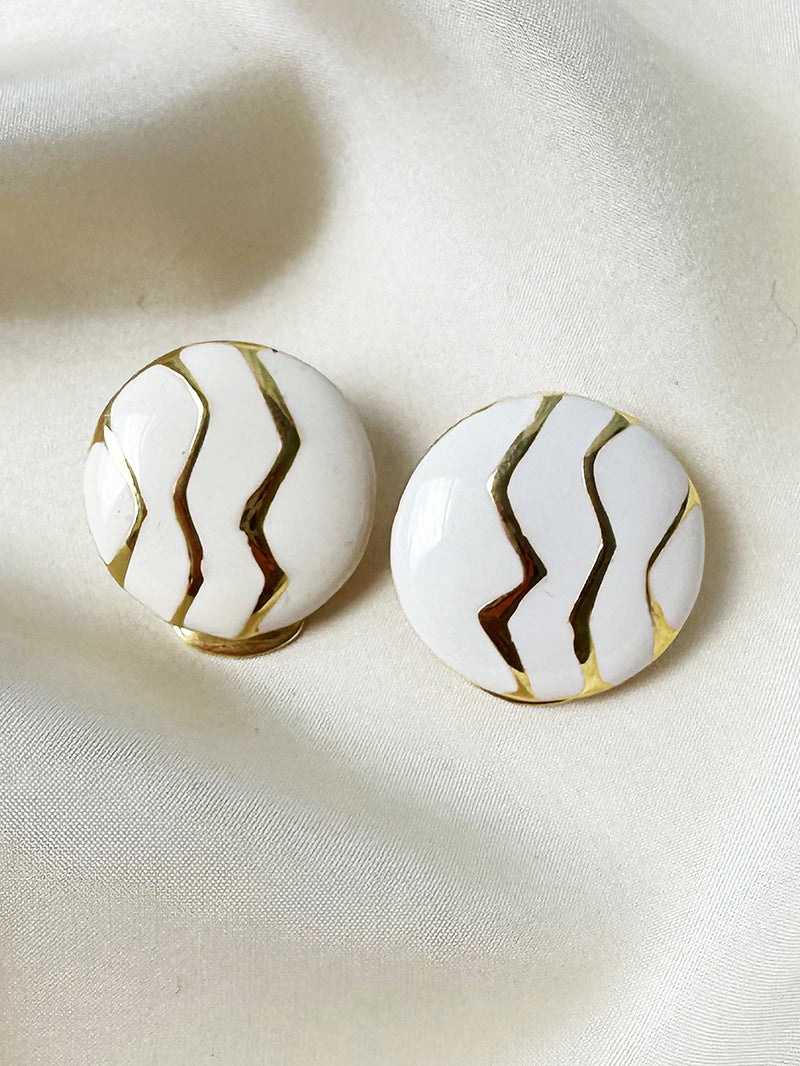 Witte geëmailleerde clip oorbellen