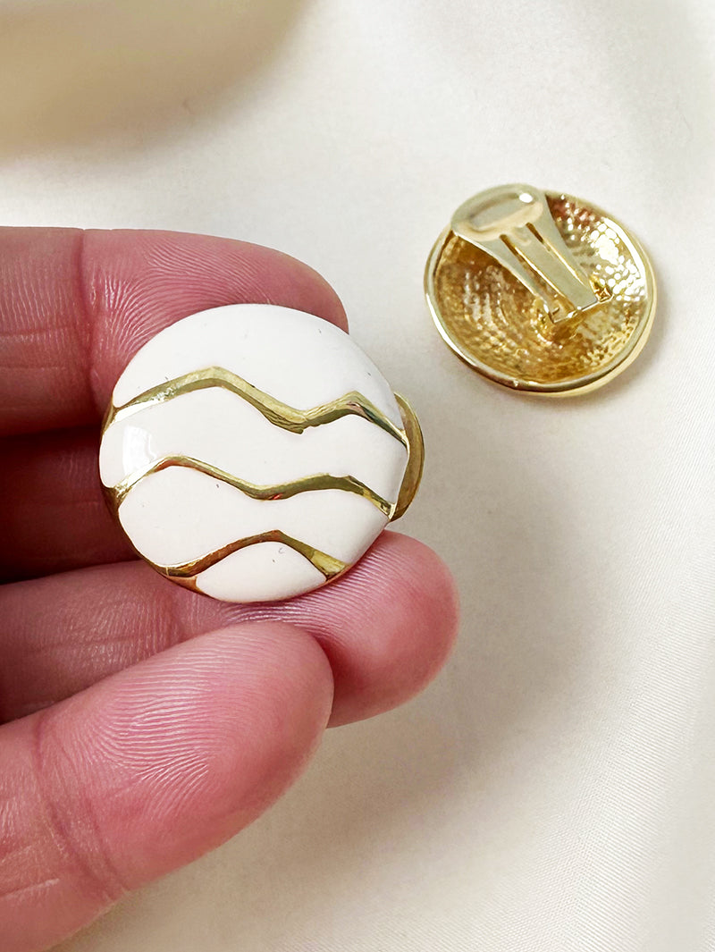 Witte geëmailleerde clip oorbellen