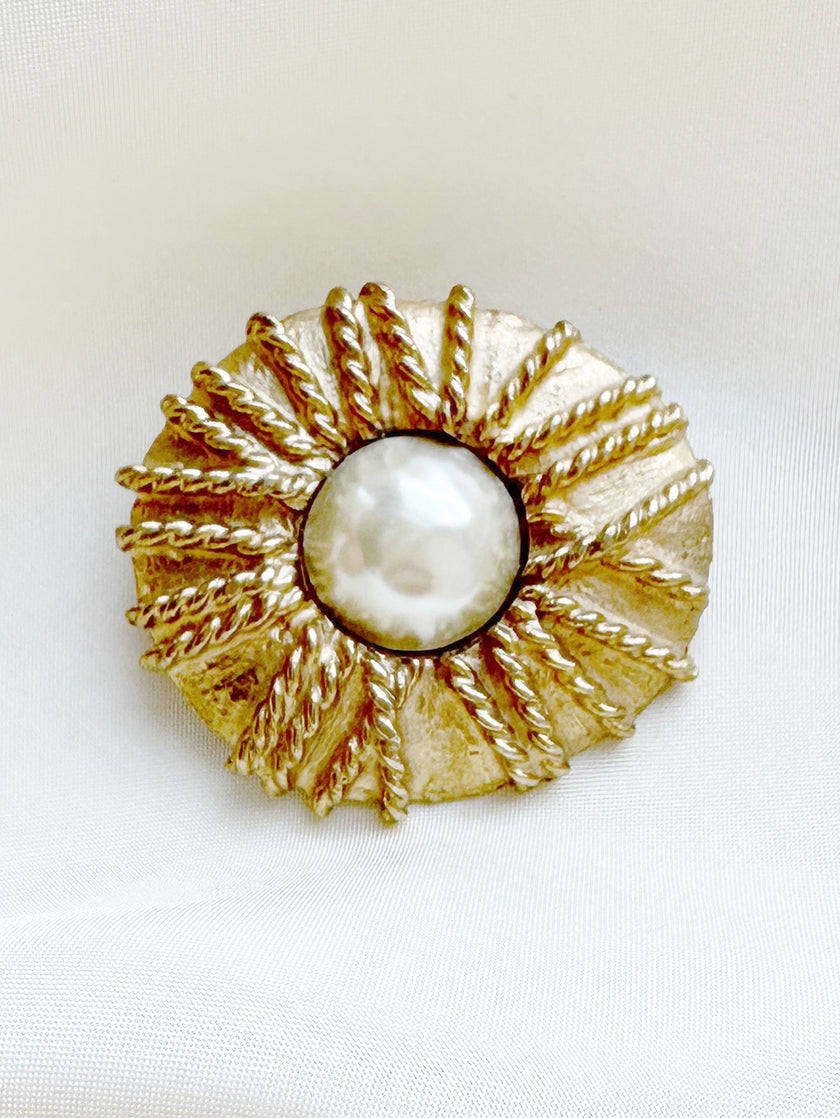 Vergulde designer broche