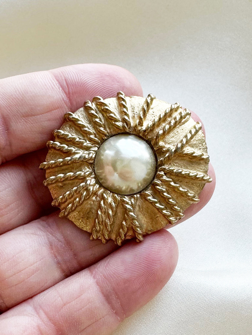 Vergulde designer broche