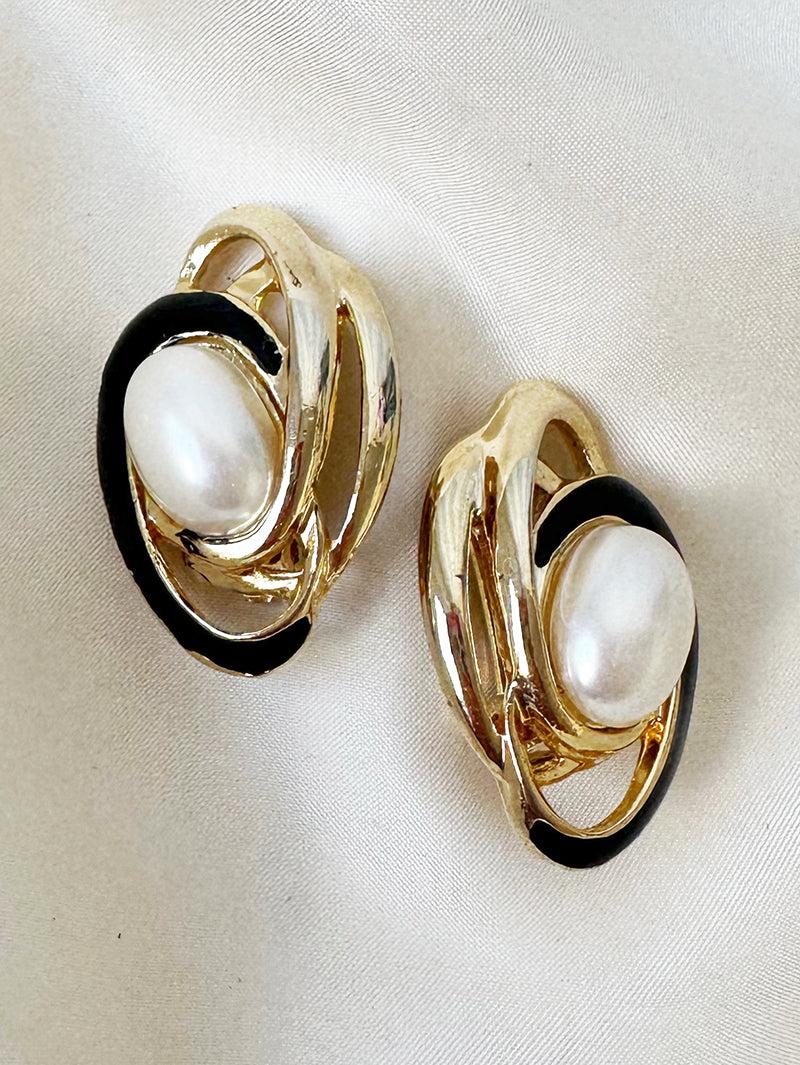 Gouden geëmailleerde oorbellen met parel