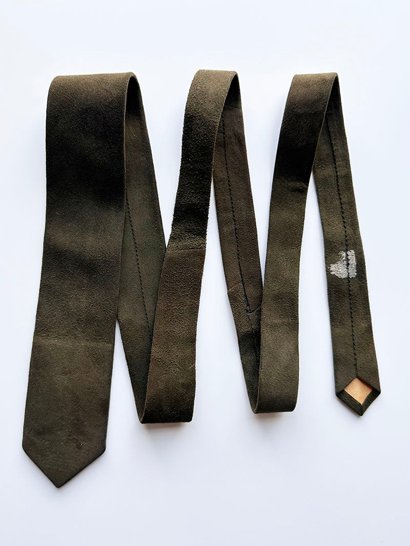 Smalle legergroene suede stropdas