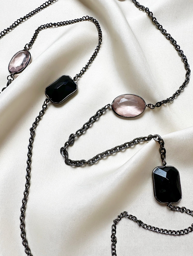 Zwarte lange ketting met stenen