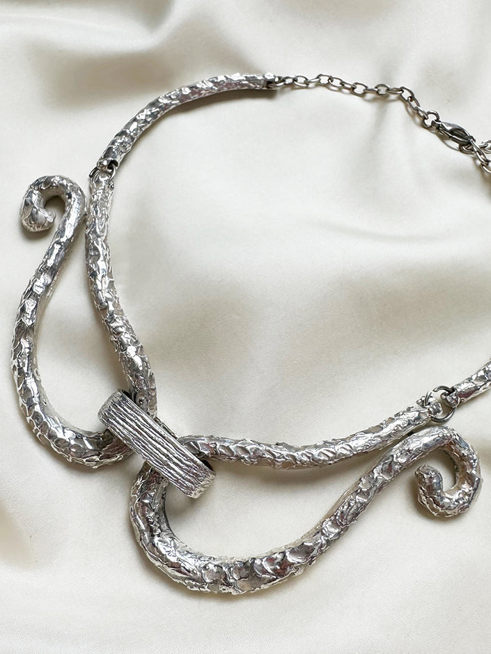 Verzilverd collier