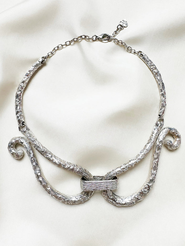 Verzilverd collier