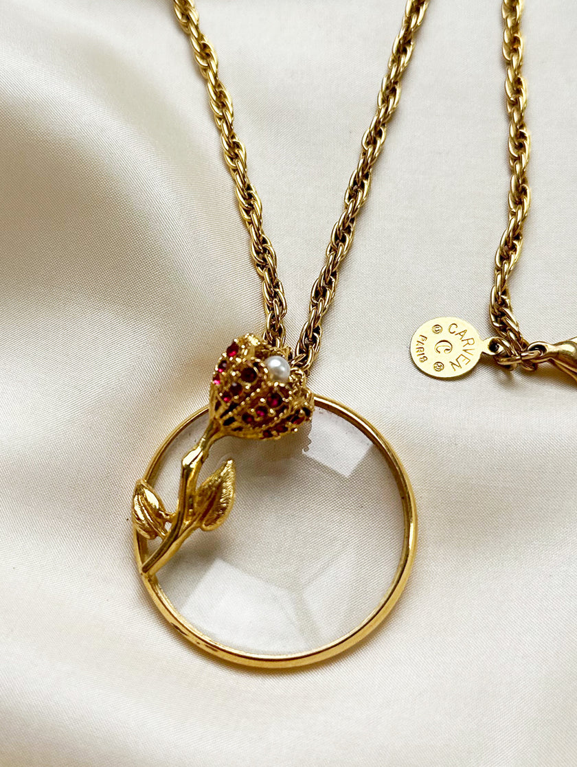 Vergulde designerketting met vergrootglas