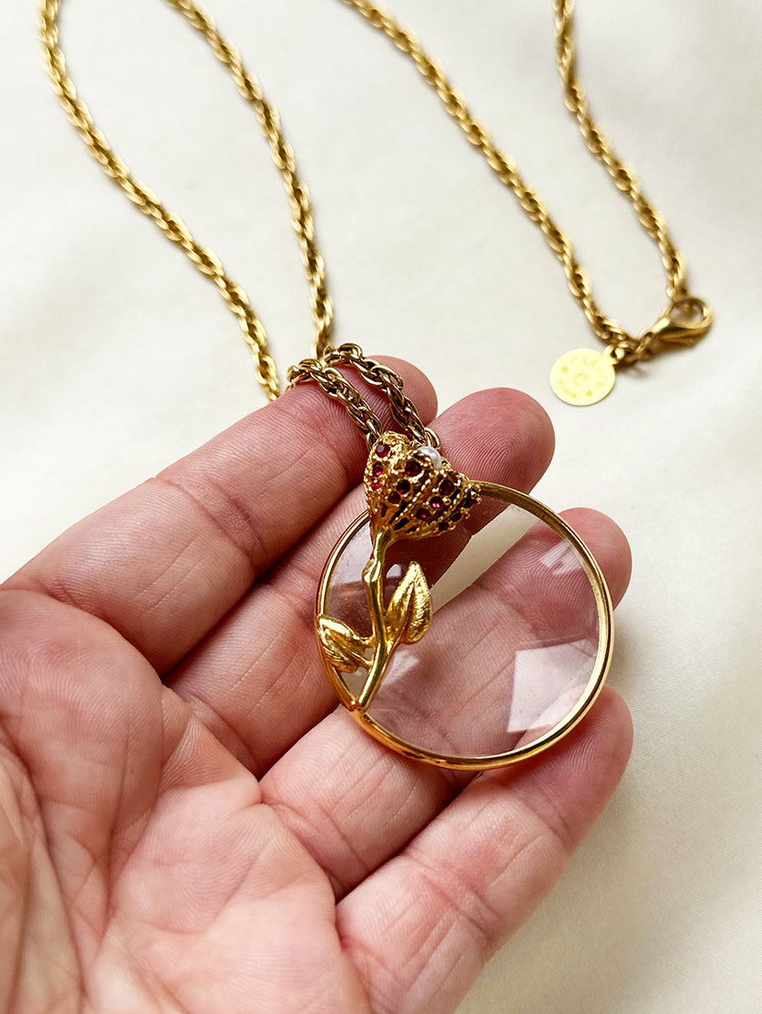 Vergulde designerketting met vergrootglas