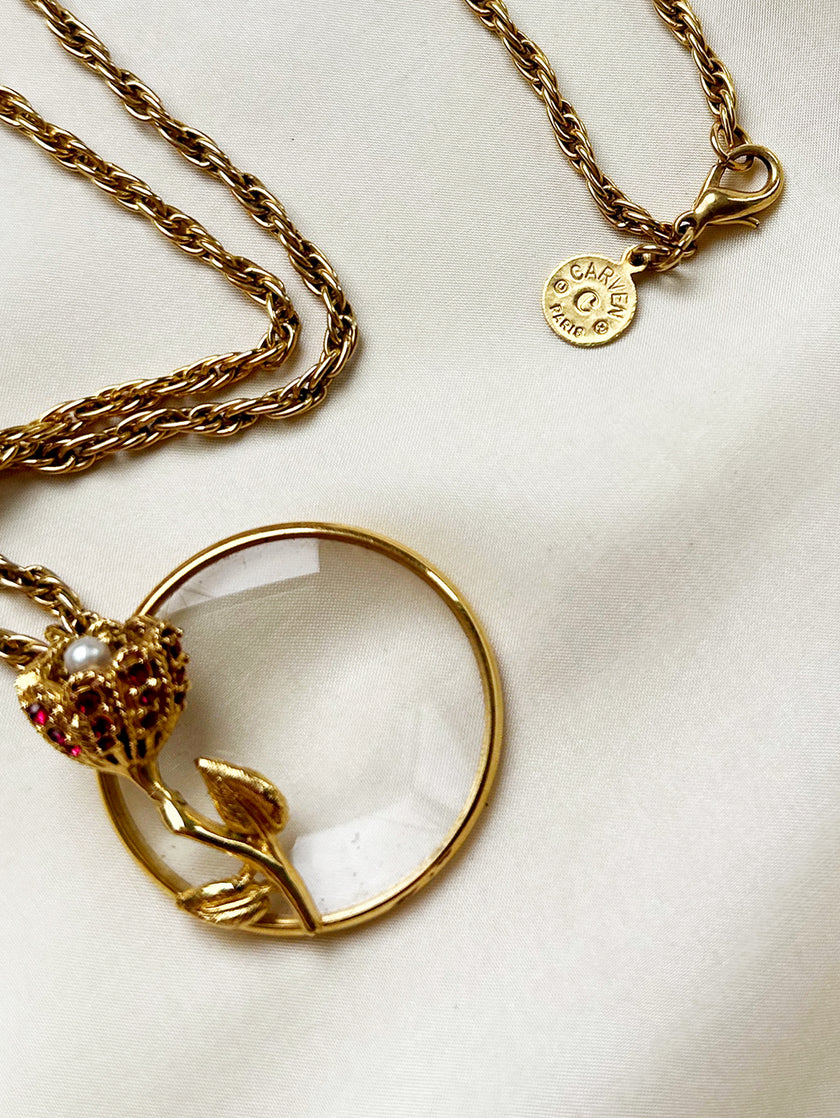 Vergulde designerketting met vergrootglas