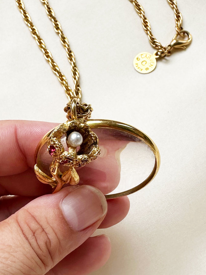 Vergulde designerketting met vergrootglas