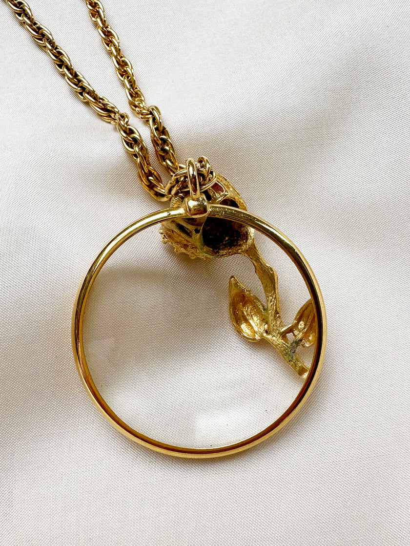 Vergulde designerketting met vergrootglas