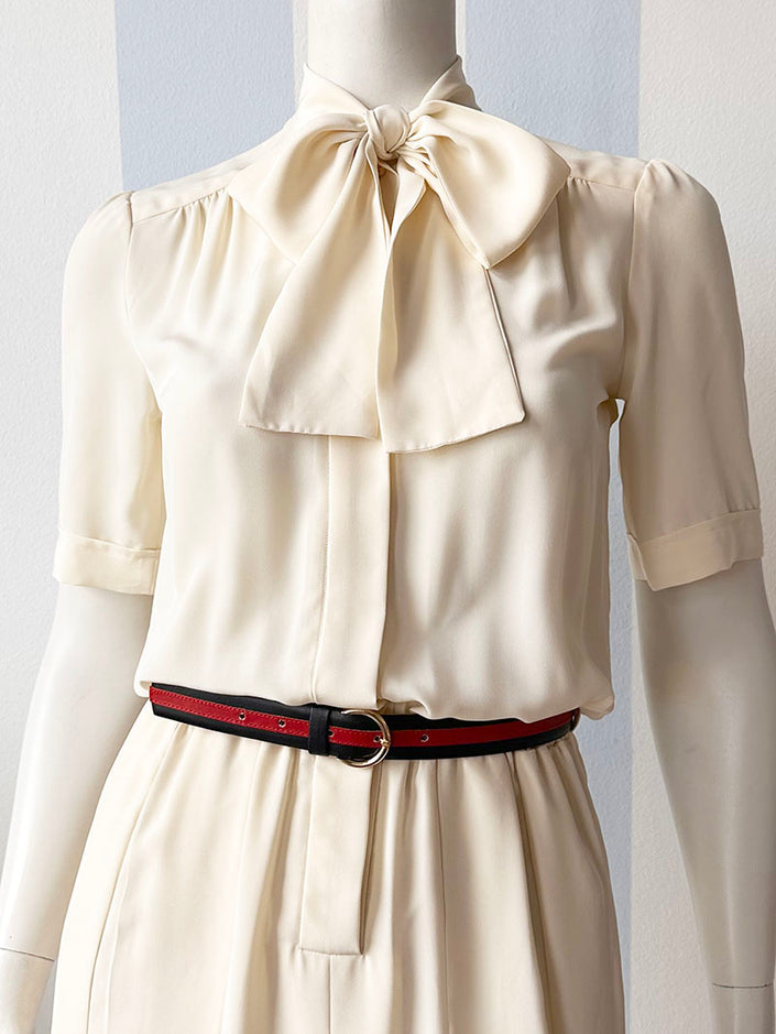 Off-white jurk met halsstrik