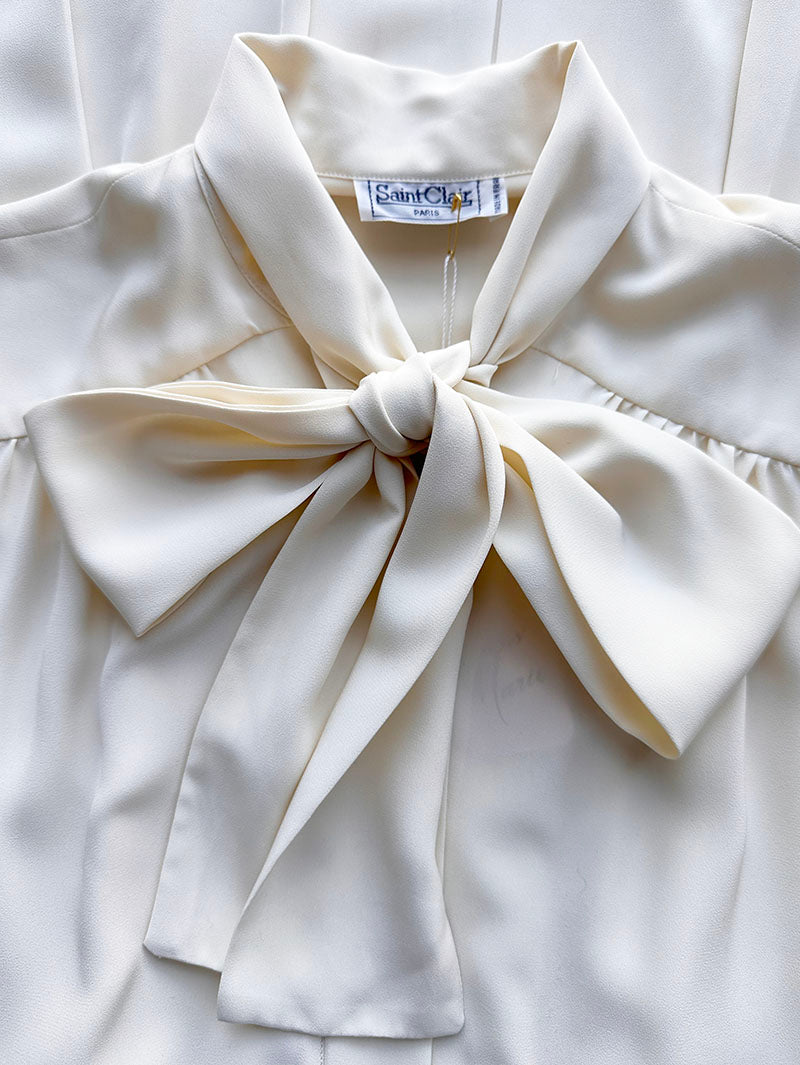 Off-white jurk met halsstrik