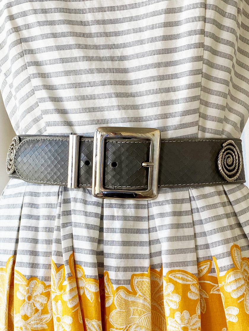 Grijze leren ceintuur met zilveren spiralen