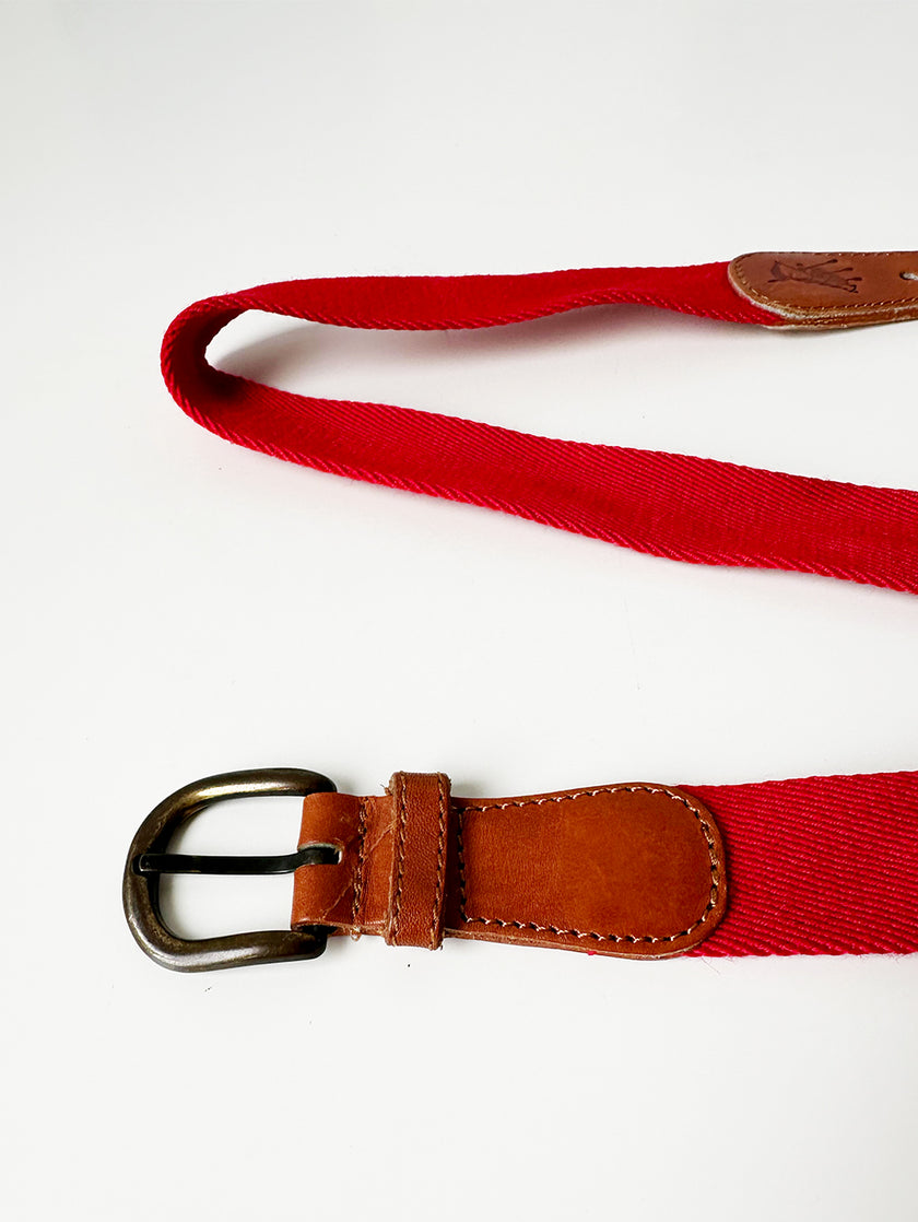 Rode wol met leren ceintuur