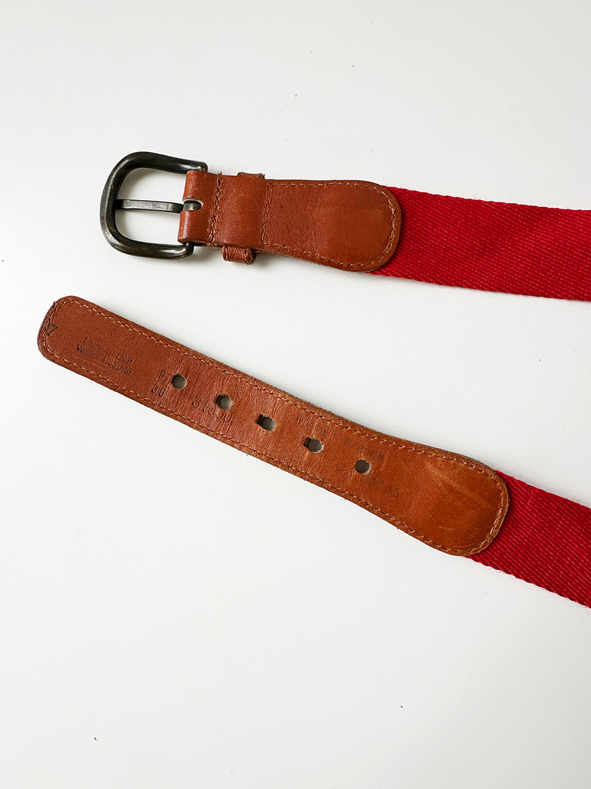 Rode wol met leren ceintuur