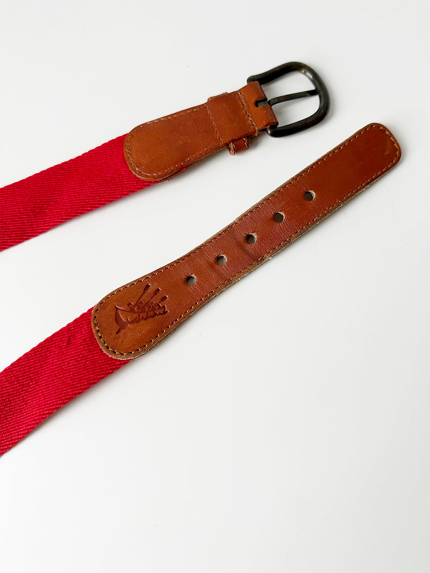 Rode wol met leren ceintuur