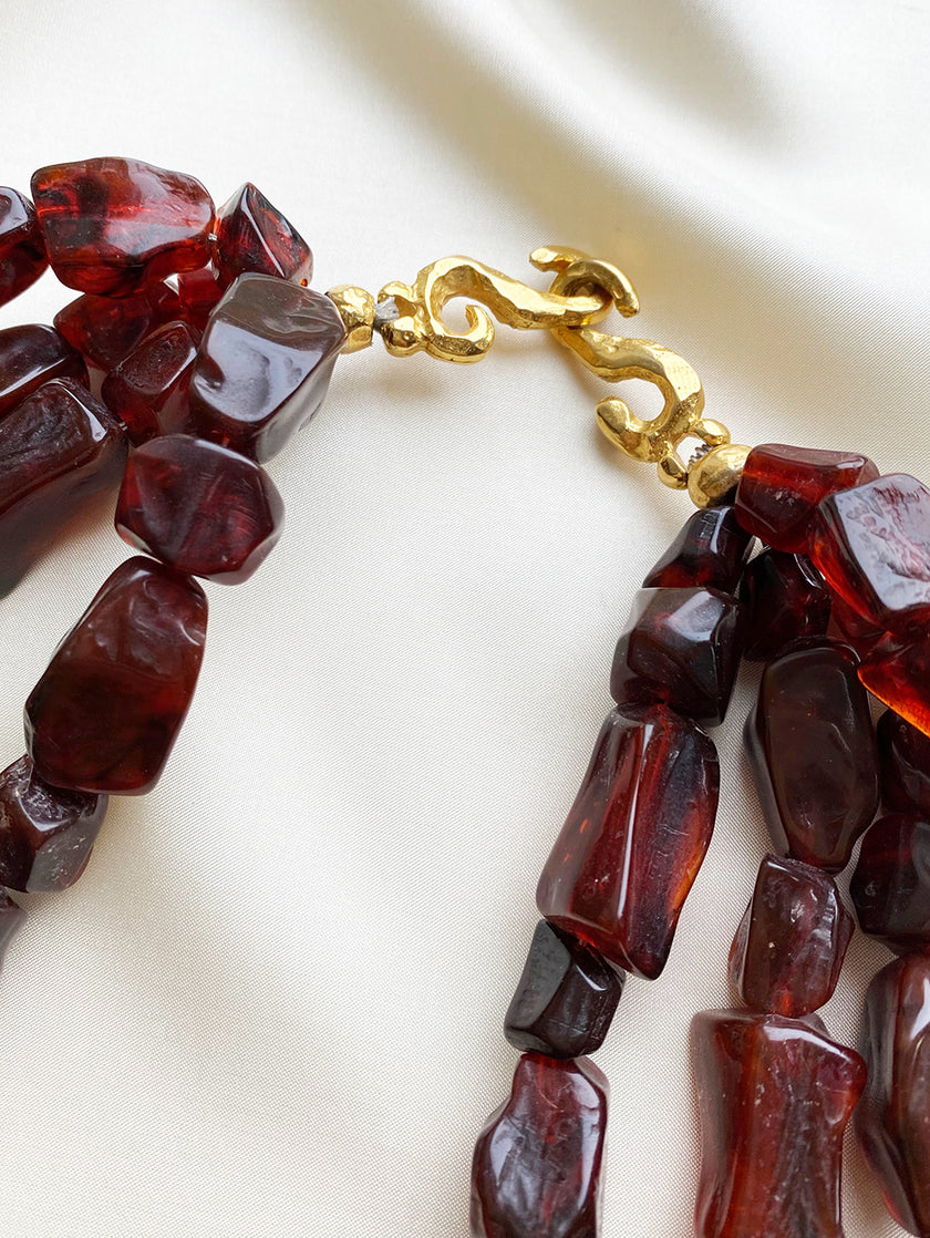 Chunky resin collier