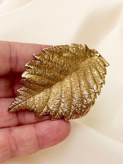 Groot gouden blad broche