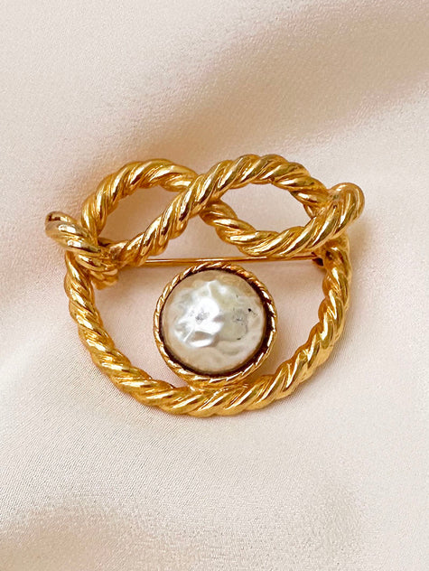 Vergulde broche met faux parel