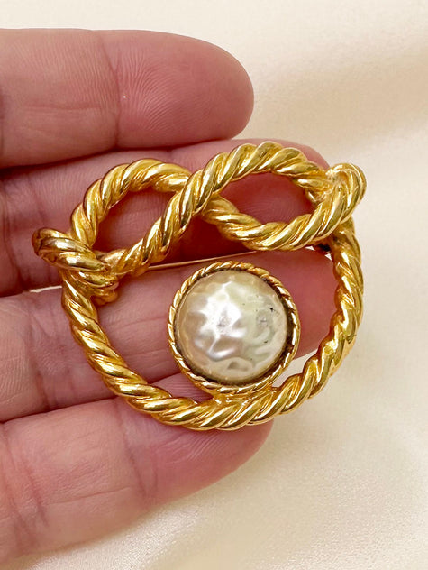 Vergulde broche met faux parel