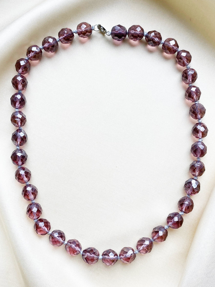 Paarse kristalglazen collier