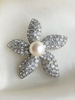 Designer bloem broche met parel