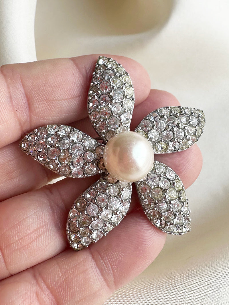Designer bloem broche met parel