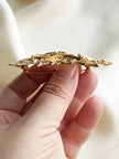 Grote vergulde designer broche