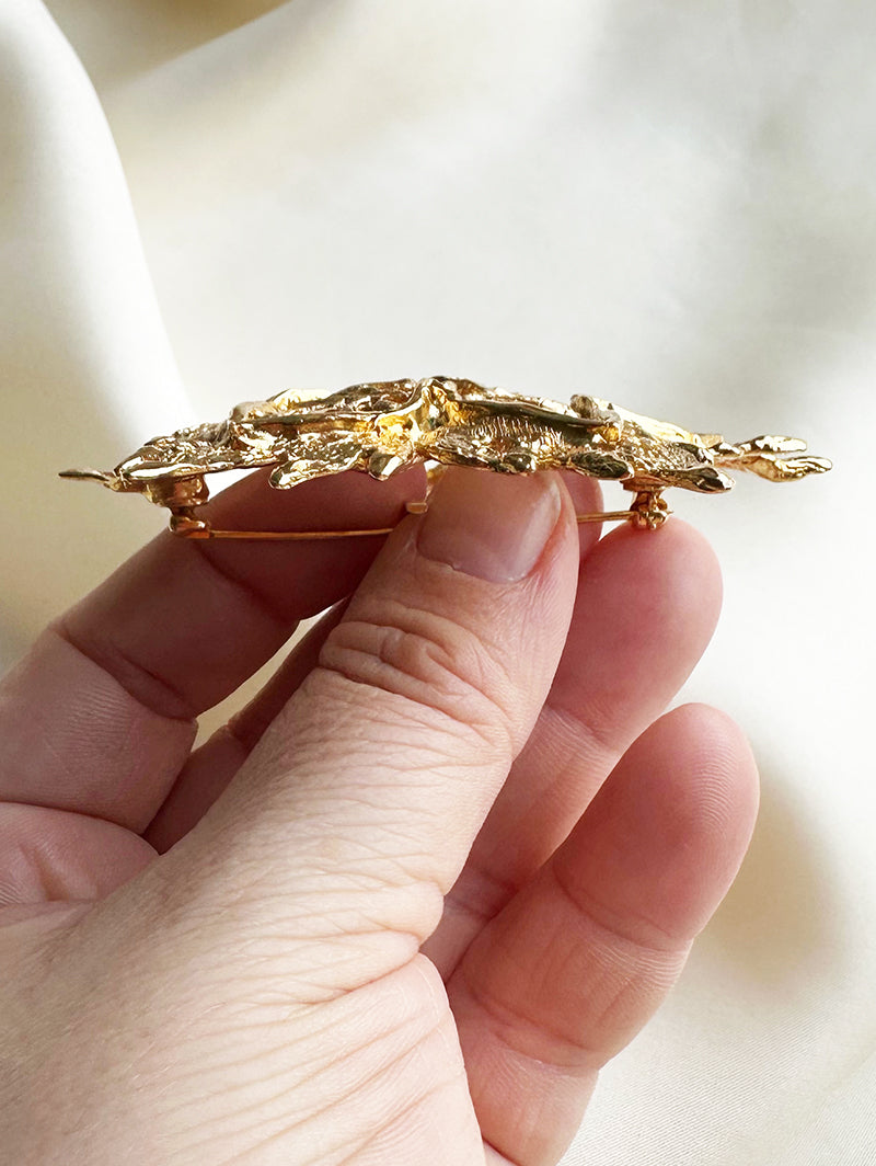 Grote vergulde designer broche