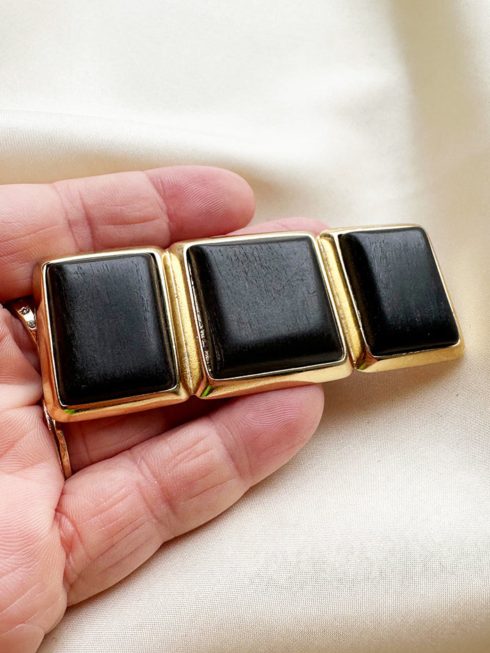 Vergulde designerbroche met ebbenhout