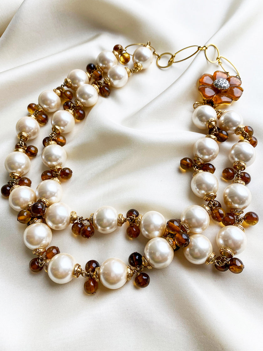 Parelketting met bloemdetail