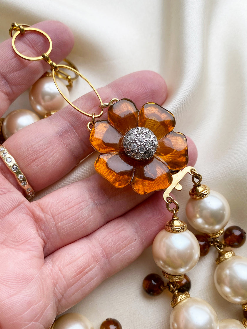 Parelketting met bloemdetail