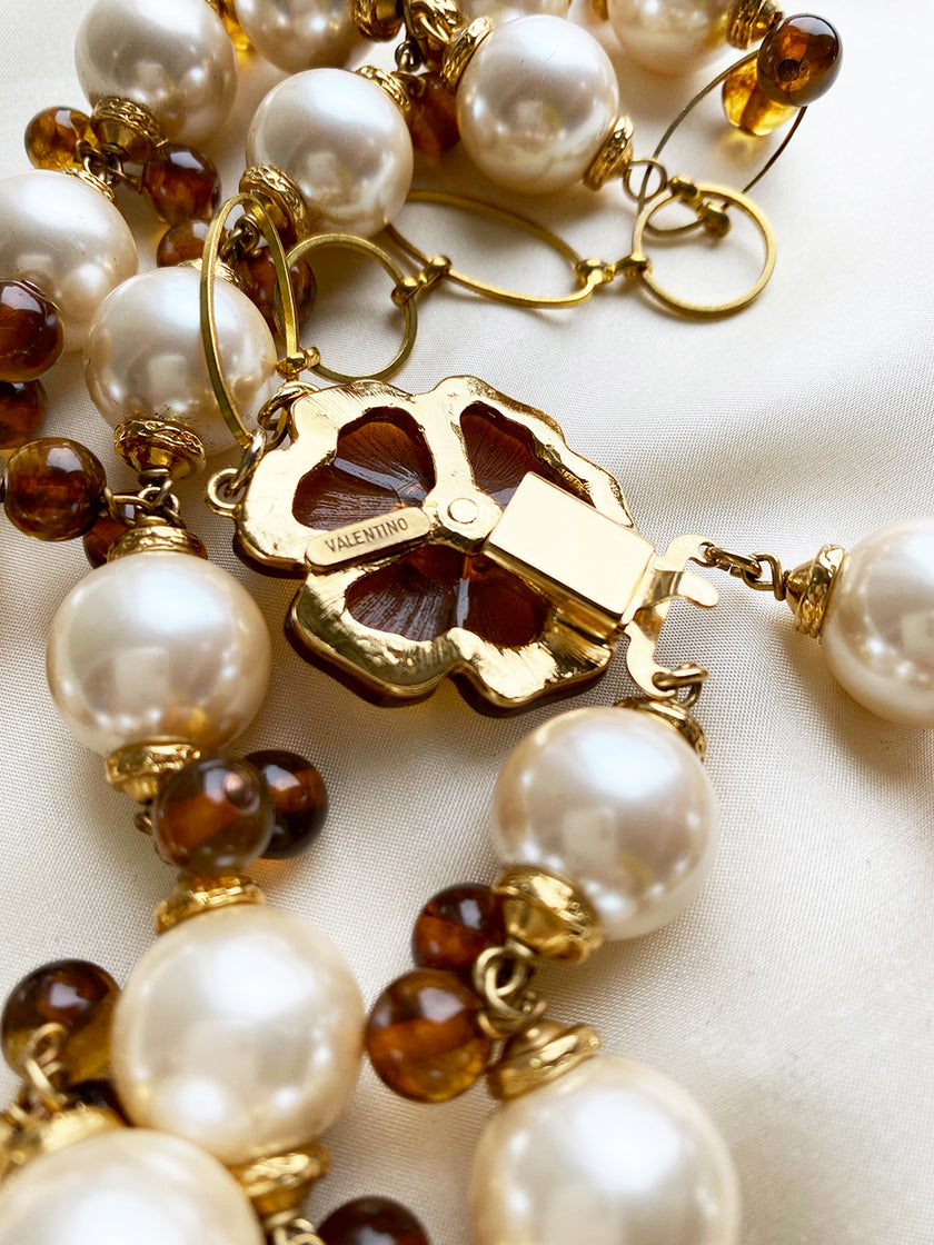 Parelketting met bloemdetail