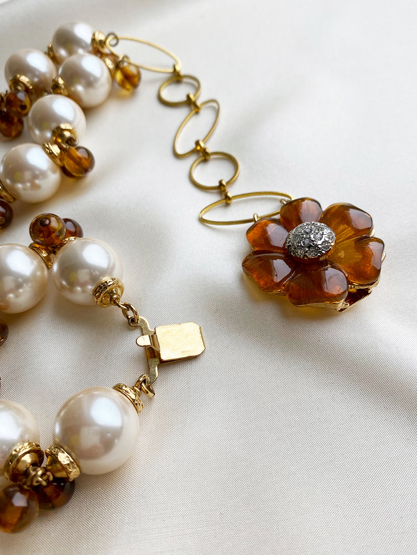 Parelketting met bloemdetail